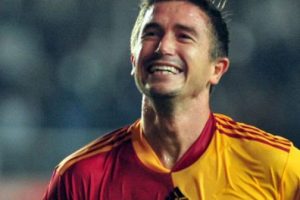 Taraftarın sevgilisi futbolu bıraktı!
