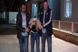 Hırsız-polis kovalamacası havalandırmada son buldu