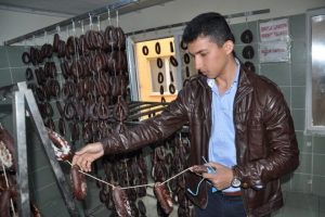 K&ouml;fte diye gittiler k&uuml;fl&uuml; sucukla karşılaştılar
