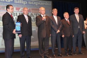 Muhtarlar Bursa'ya değer katan se&ccedil;ilmişleri buluşturdu