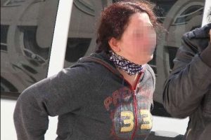 Kendisini boşayan kocasını bı&ccedil;akladı