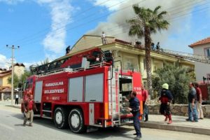 Yangın &ccedil;ıkaran hastaya meydan dayağı