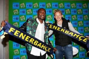 Kuyt ve Webo &ouml;ğrencilerle buluştu