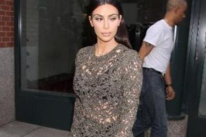 Kim Kardashian dantel elbise giyerse...