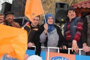 Bakan Ala'ya annesinden bayraklı destek
