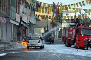 Otomobile molotoflu saldırı: 3 yaralı