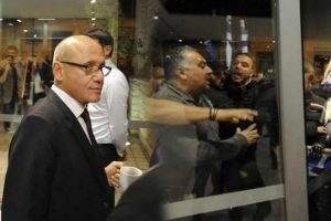 Eski Cumhurbaşkanı'na molotoflu saldırı
