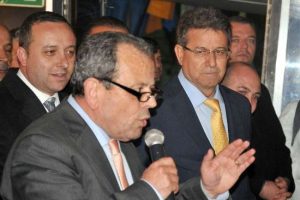 "Yolsuzluk" belgelerini halka fırlattı