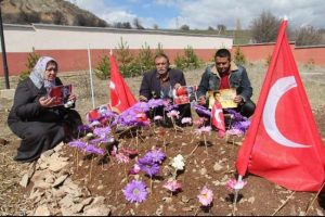 Burak Can annesiyle konuşurken &ouml;ld&uuml;r&uuml;lm&uuml;ş