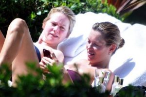 Kate Moss G&ouml;lt&uuml;rkb&uuml;k&uuml;'nden ayrılamadı