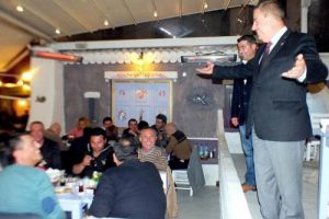 Ak Partili adayın barlar sokağı ziyareti