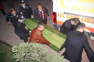 Bebeğini komşuya bırakıp kendini astı