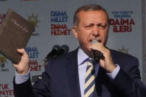 Erdoğan'ın sesine &uuml;z&uuml;l&uuml;p hastanelik oldu