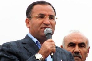 "T&uuml;rkiye sıkıntıya girse zil takıp oynayacak hainler var"