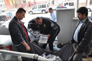 Otomobildeki ka&ccedil;ak sigaraya g&ouml;zaltı