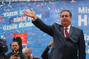Vekil g&ouml;bek attı başkan şarkı s&ouml;yledi