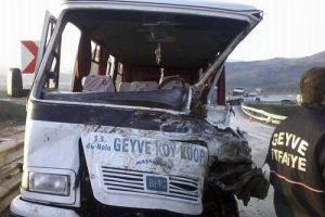 &Ouml;ğrenci servisine TIR &ccedil;arptı: 1 &ouml;l&uuml;, 15 yaralı