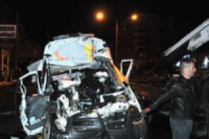 Ambulans ile tır &ccedil;arpıştı: 1 &ouml;l&uuml;, 4 yaralı