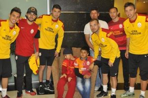Futbolculardan minik Mehmet'e anlamlı ziyaret