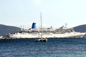 Bodrum'a denizden sezonun ilk turisti geldi