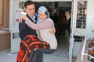 Oy kullanmaya eşinin kucağında gitti