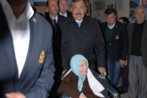 Bakan, annesini tekerlekli sandalye ile sandığa g&ouml;t&uuml;rd&uuml;