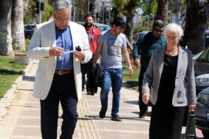 Eşiyle birlikte geldi