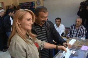 Sırrı S&uuml;reyya kendine oy veremedi