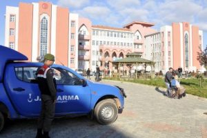 Dalgınlıkla m&uuml;hr&uuml; cebine attı, ortalık karıştı