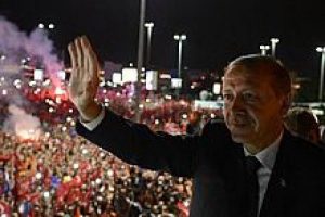 Balkon konuşması &ouml;ncesi partililere s&uuml;rpriz!