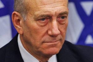Eski İsrail Devlet Başkanı Olmert'e b&uuml;y&uuml;k şok
