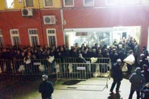 Kuyruğa daha fazla dayanamadı