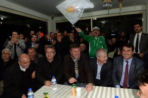 D&uuml;ndar, se&ccedil;im zaferini se&ccedil;menleriyle kutladı