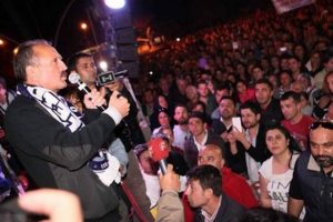 K&uuml;rt&ccedil;e afişle ihra&ccedil; edilen Saatcı yine se&ccedil;ildi