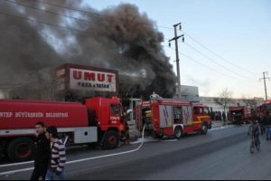 Yatak fabrikasında &ccedil;ıkan yangın korkuttu