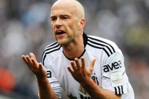 Ernst'ten Yıldız oyuncuya flaş &ccedil;ağrı!