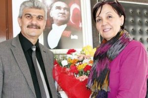 Rakibini yenen karısına &ccedil;i&ccedil;ekle gitti
