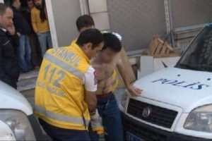 Kızını erkek arkadaşıyla g&ouml;r&uuml;nce &ccedil;ılgına d&ouml;nd&uuml;