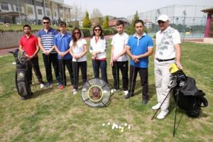 &Ouml;ğrenciler se&ccedil;meli olarak golf dersi alıyor
