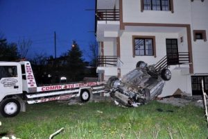 &Ccedil;akıl yığınına &ccedil;arpan otomobil bah&ccedil;eye u&ccedil;tu