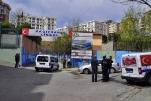 Polisi kendi silahıyla darp ettiler