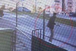 Etrafına aldırmadan tetiği b&ouml;yle &ccedil;ekti