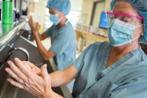 Hastalar izliyorsa doktorlar ellerini daha sık yıkıyor