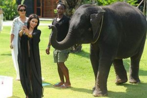 Kim Kardashian fille selfie &ccedil;ekmek istedi...