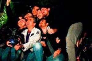 Sokakta yere oturup 'selfie' yaptı!
