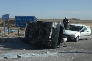 Otomobil ile minib&uuml;s &ccedil;arpıştı: 3 yaralı