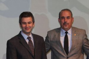 İşe gidip gelirken okuduğu kitaplarla &ouml;d&uuml;l&uuml; kaptı