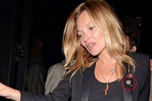Kate Moss'un broşu dikkat &ccedil;ekti