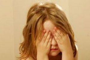 B&ouml;yle baba olmaz olsun! 7 yaşındaki  kızını pazarladı