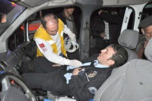 Otomobil polis aracına &ccedil;arptı: 3 yaralı